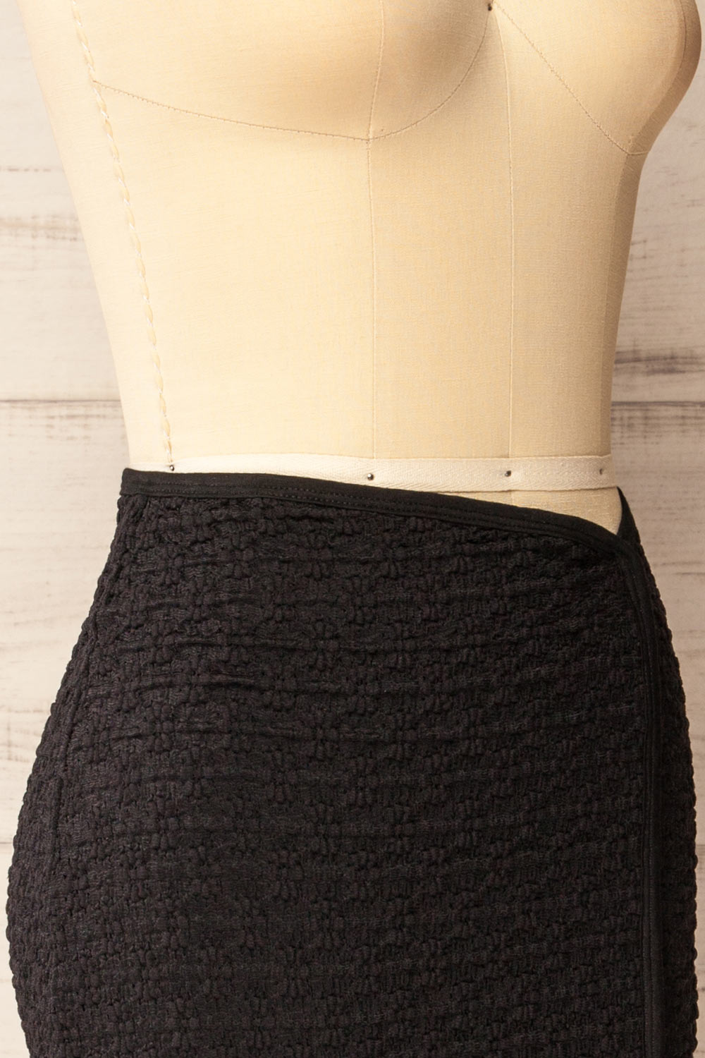 Izumi Fitted Midi Black Skirt | La petite garçonne side