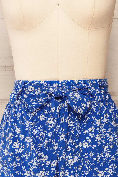 Joey Floral Blue High-Waisted Shorts w/ Belt | La petite garçonne  front close-up