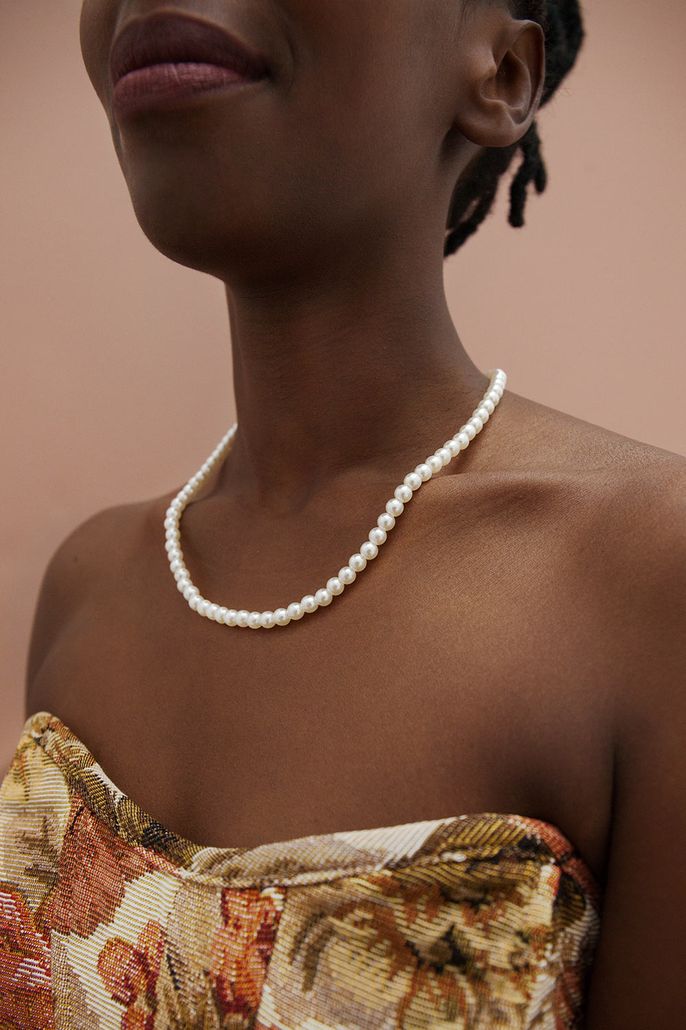 Juturn White Pearl Necklace | Boutique 1861 model