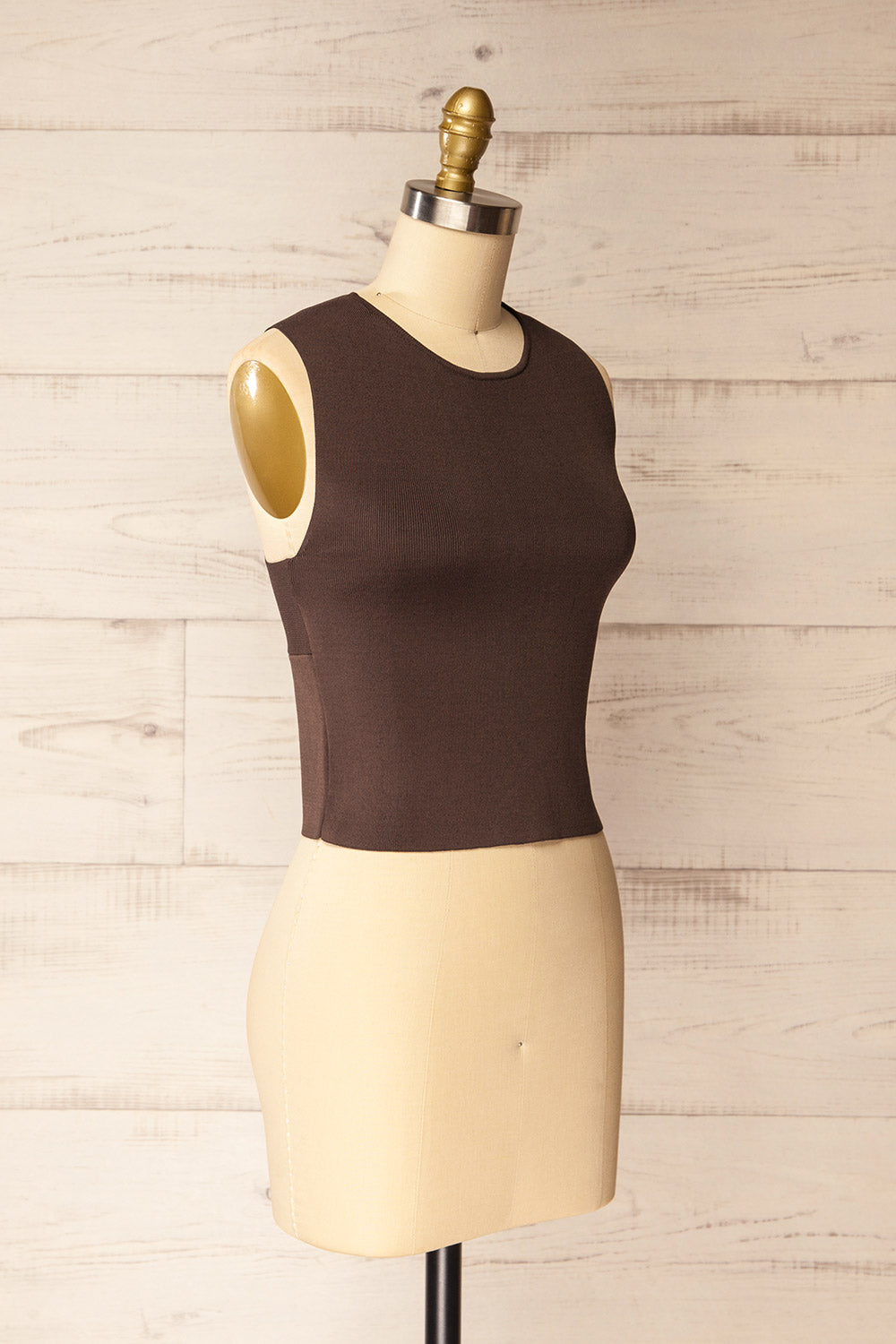 side view of a Mannequin wearing a Kerang Brown Ribbed Crop Top from La petite garçonne