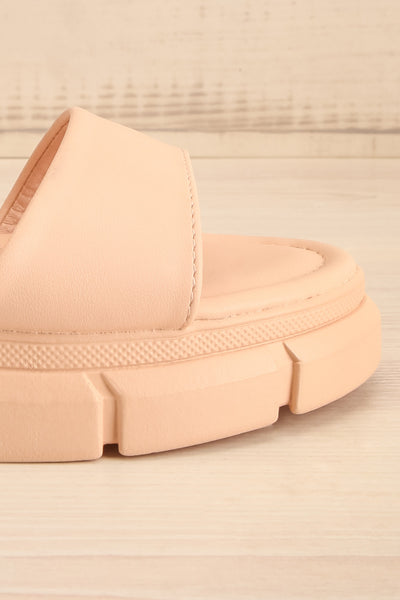 Kitsch Beige Platform Sandals | La petite garçonne side front close-up