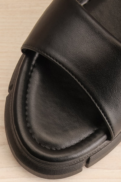 Kitsch Black Platform Sandals | La petite garçonne flat close-up