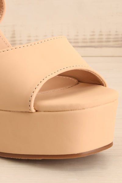 Kristy Beige Chunky Heeled Platform Sandals | La petite garçonne front close-up