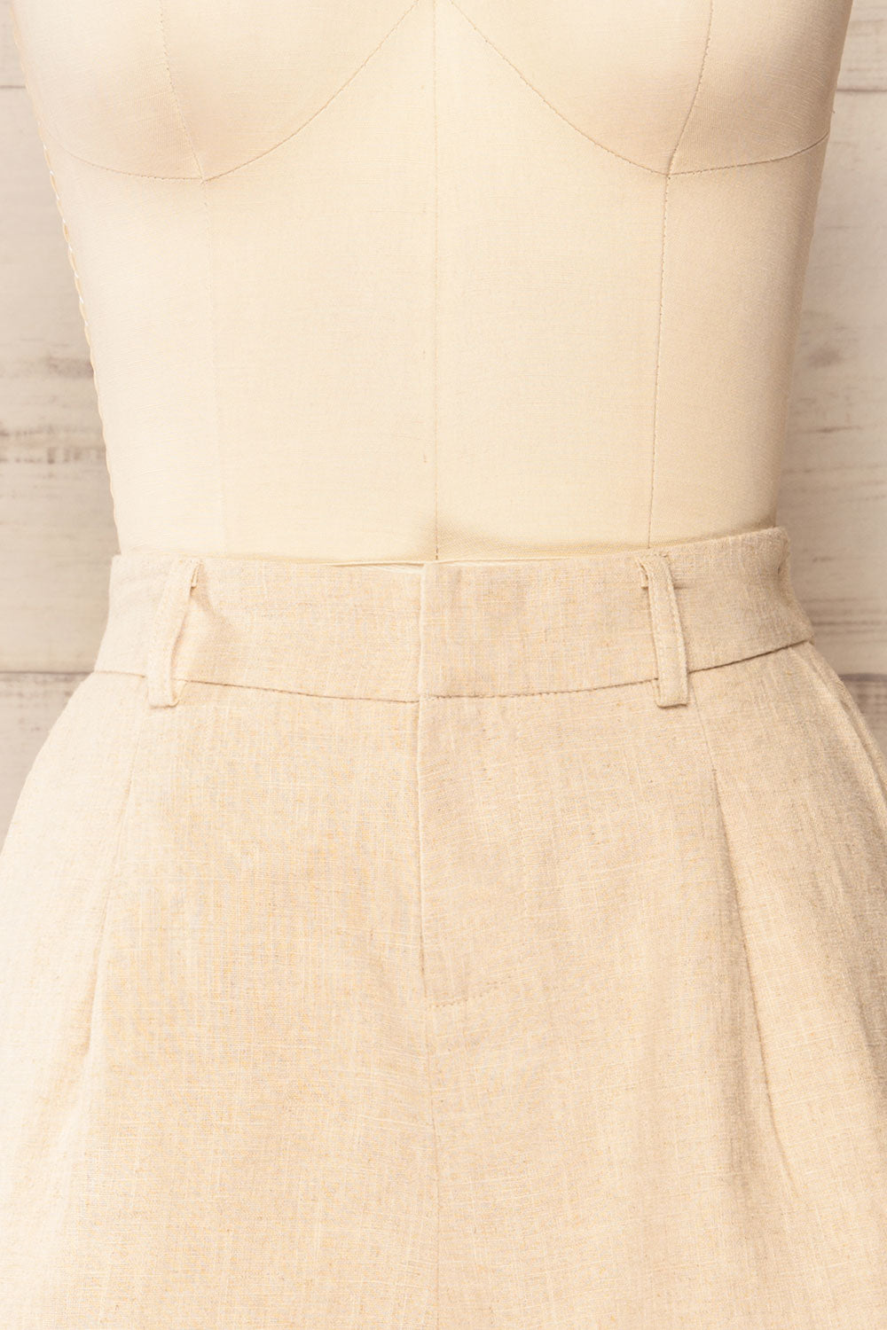 Lokeren Beige High-Waisted Linen Shorts | La petite garçonne front close-up
