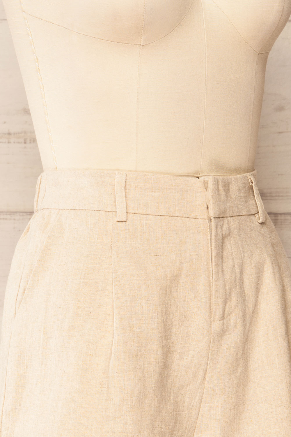 Lokeren Beige High-Waisted Linen Shorts | La petite garçonne side close-up