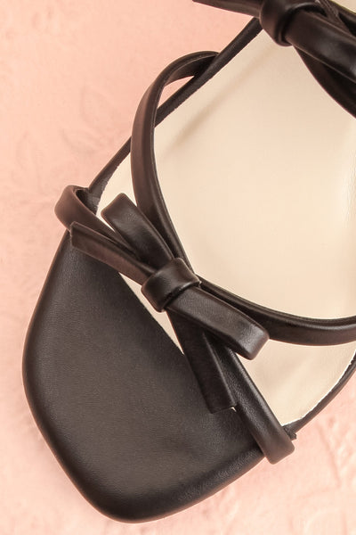 Macy Black Heeled Sandals w/ Bows | Maison garçonne flat close-up