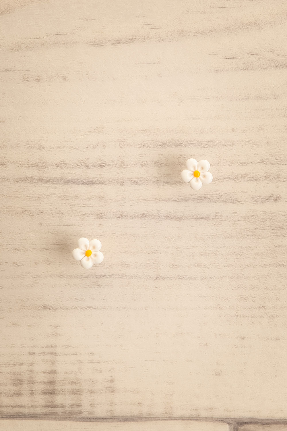 Margie White Flower Stud Earrings | La petite garçonne