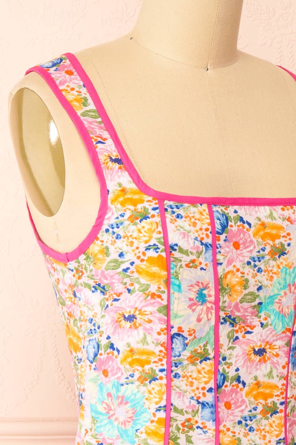 Migina Short Fitted Dress w/ Floral Pattern | Boutique 1861 side