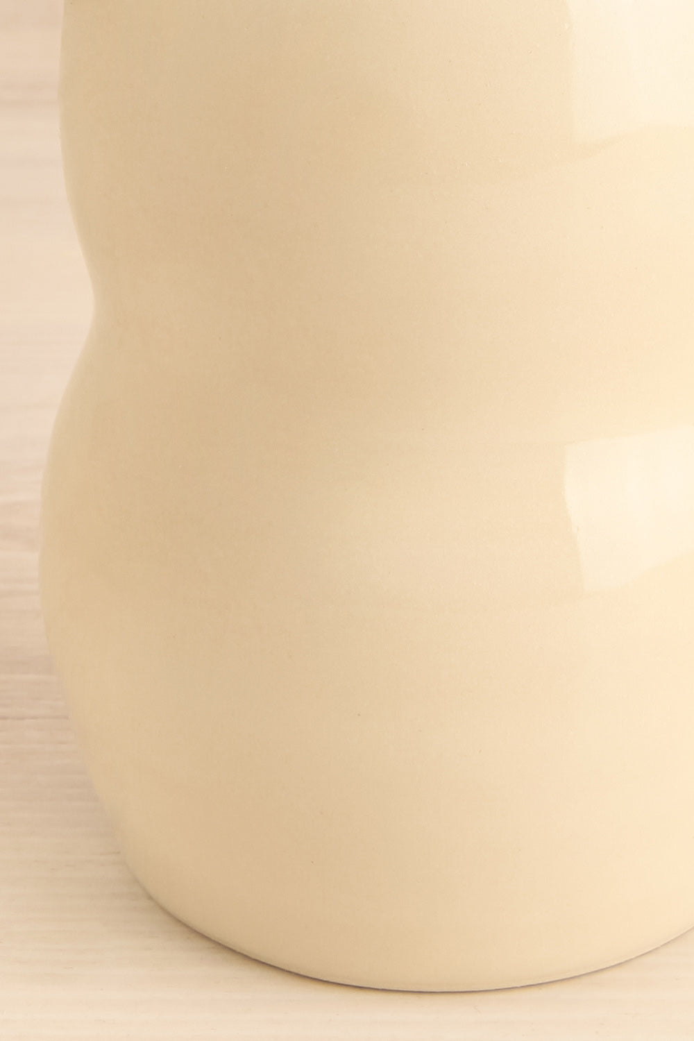 Monokiini Curved Ceramic Vase | Maison garçonne details