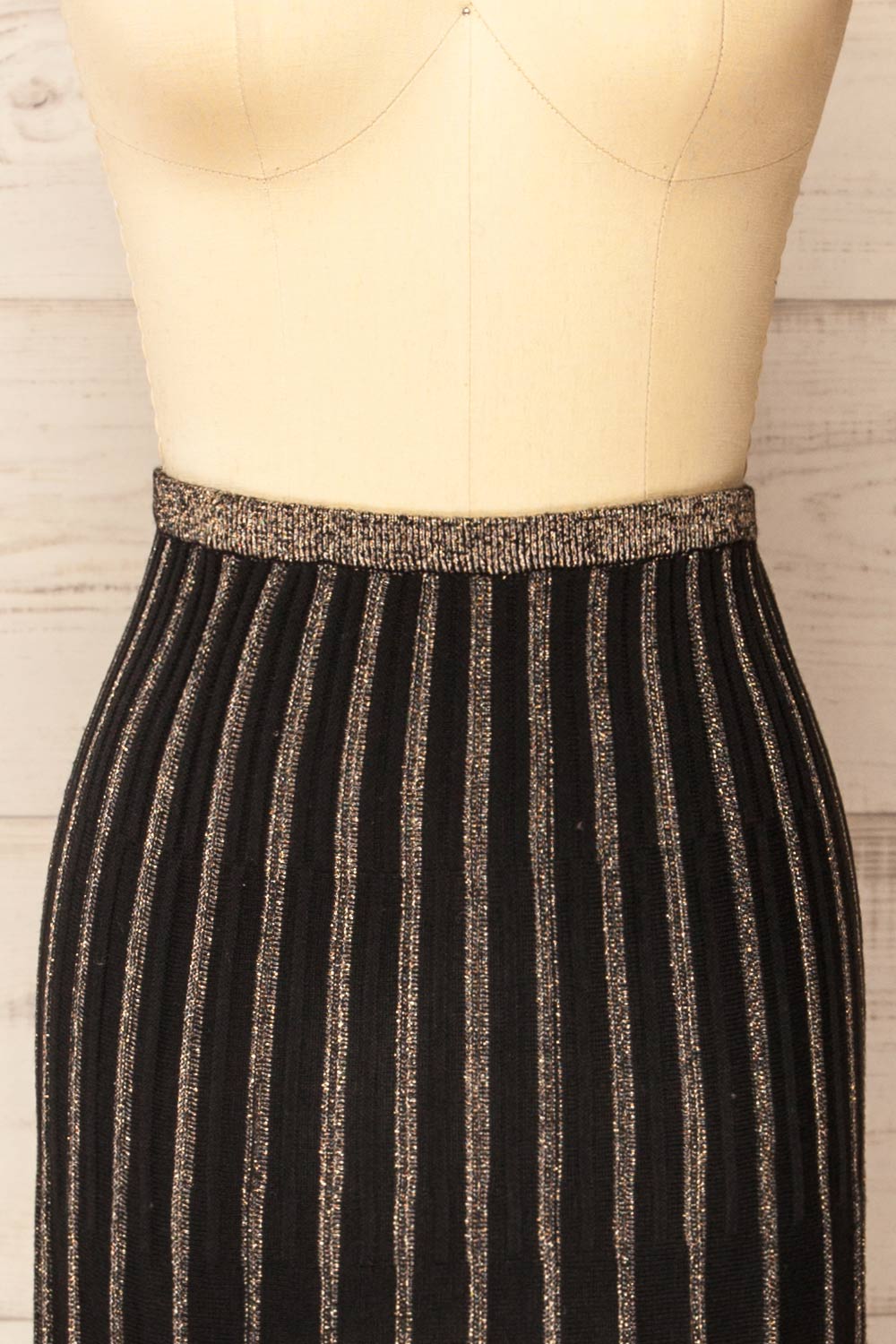 Mozyz Long Black Skirt w/ Golden Threads | La petite garçonne front