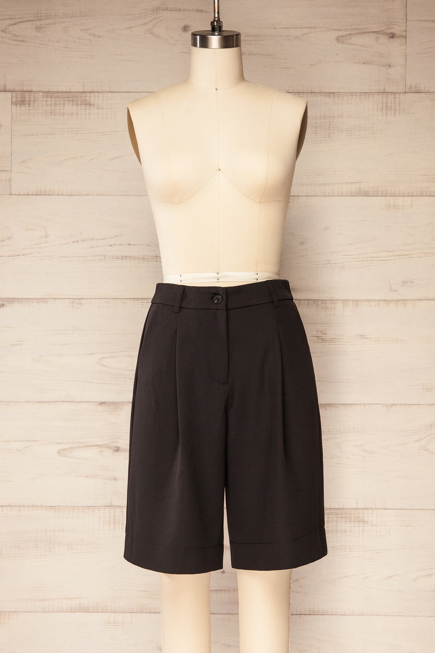 Munger Black Shorts with Front Pleats | La petite garçonne front