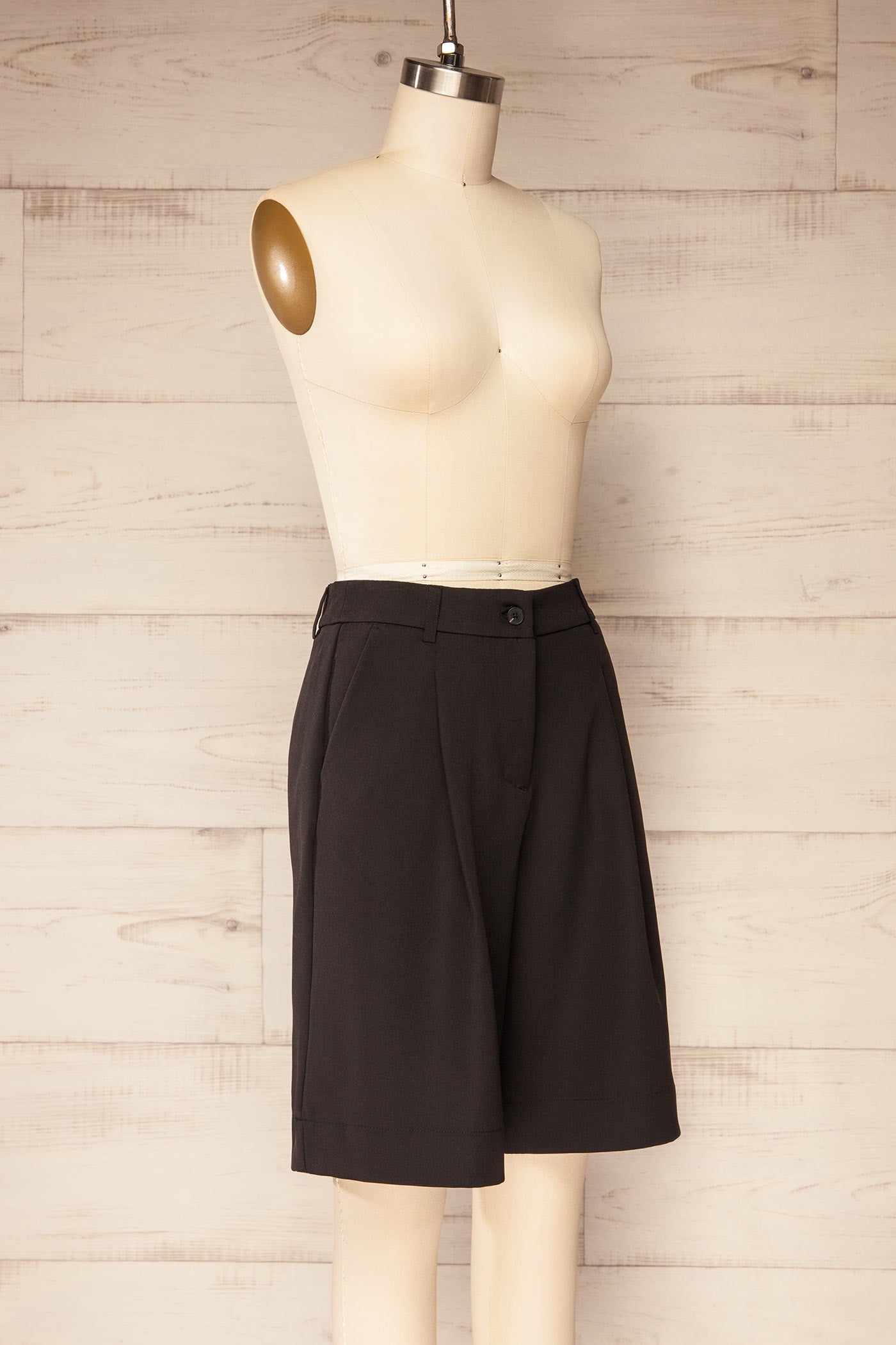 Munger Black Shorts with Front Pleats | La petite garçonne side