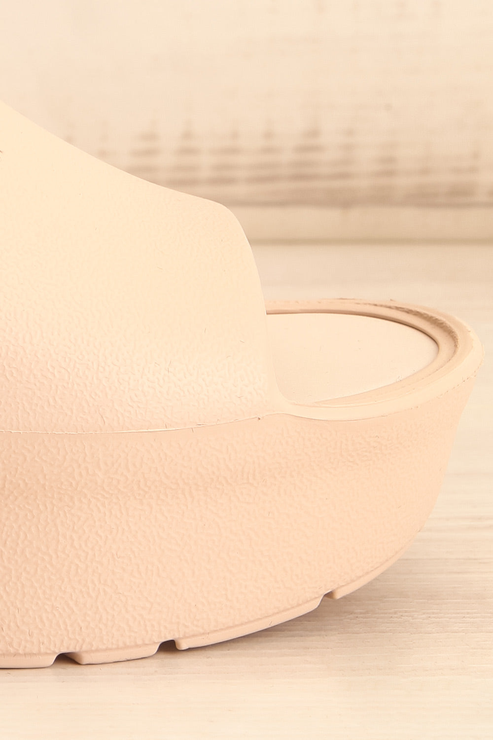 Muur Blush Pink Platform Slide Sandals | La petite garçonne side close-up