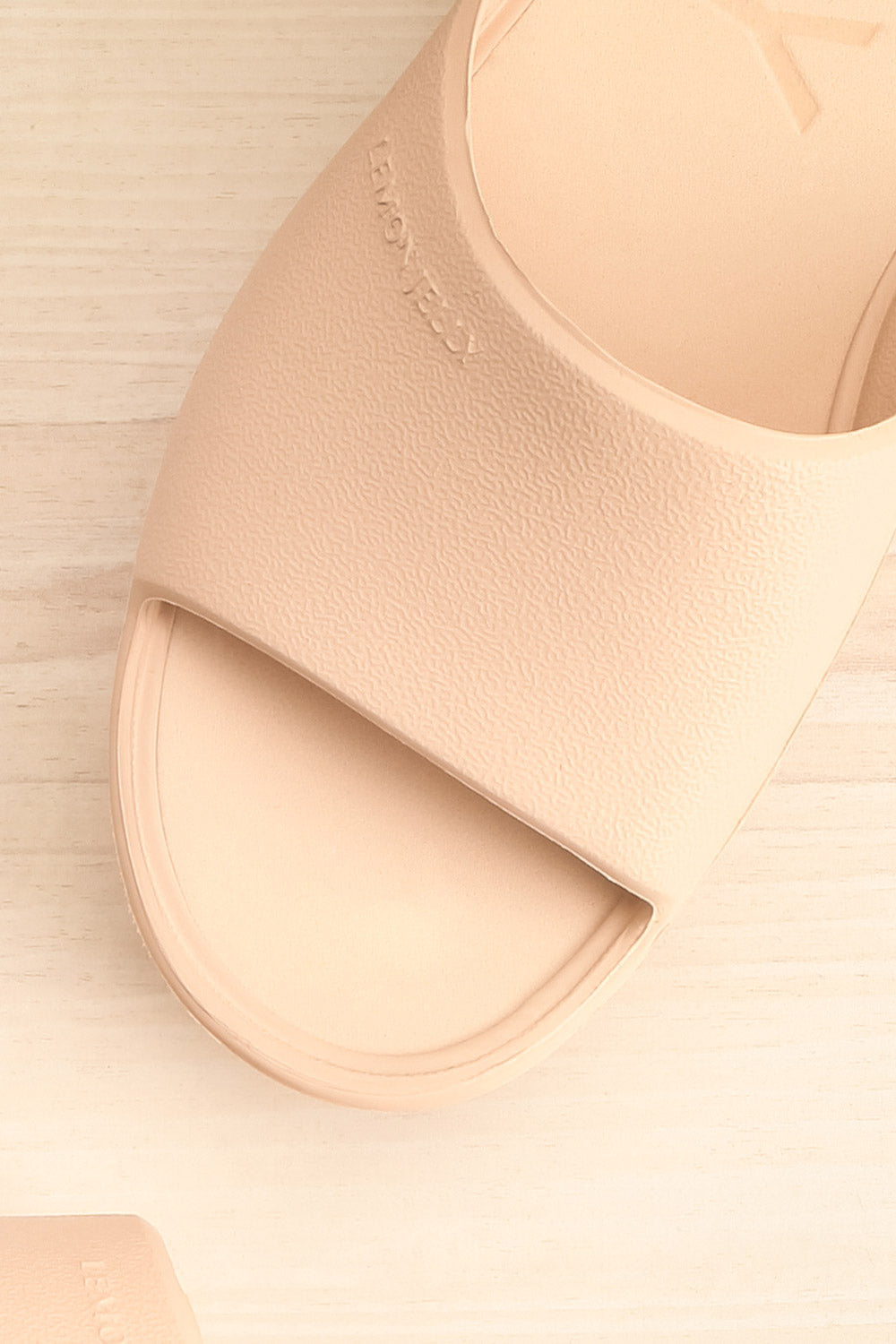 Muur Blush Pink Platform Slide Sandals | La petite garçonne flat close-up