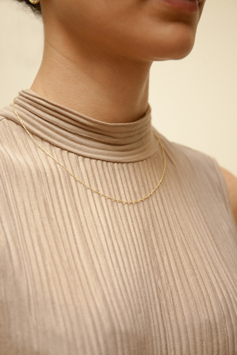 Nilus Gold Minimalist Twirl Necklace | La petite garçonne model