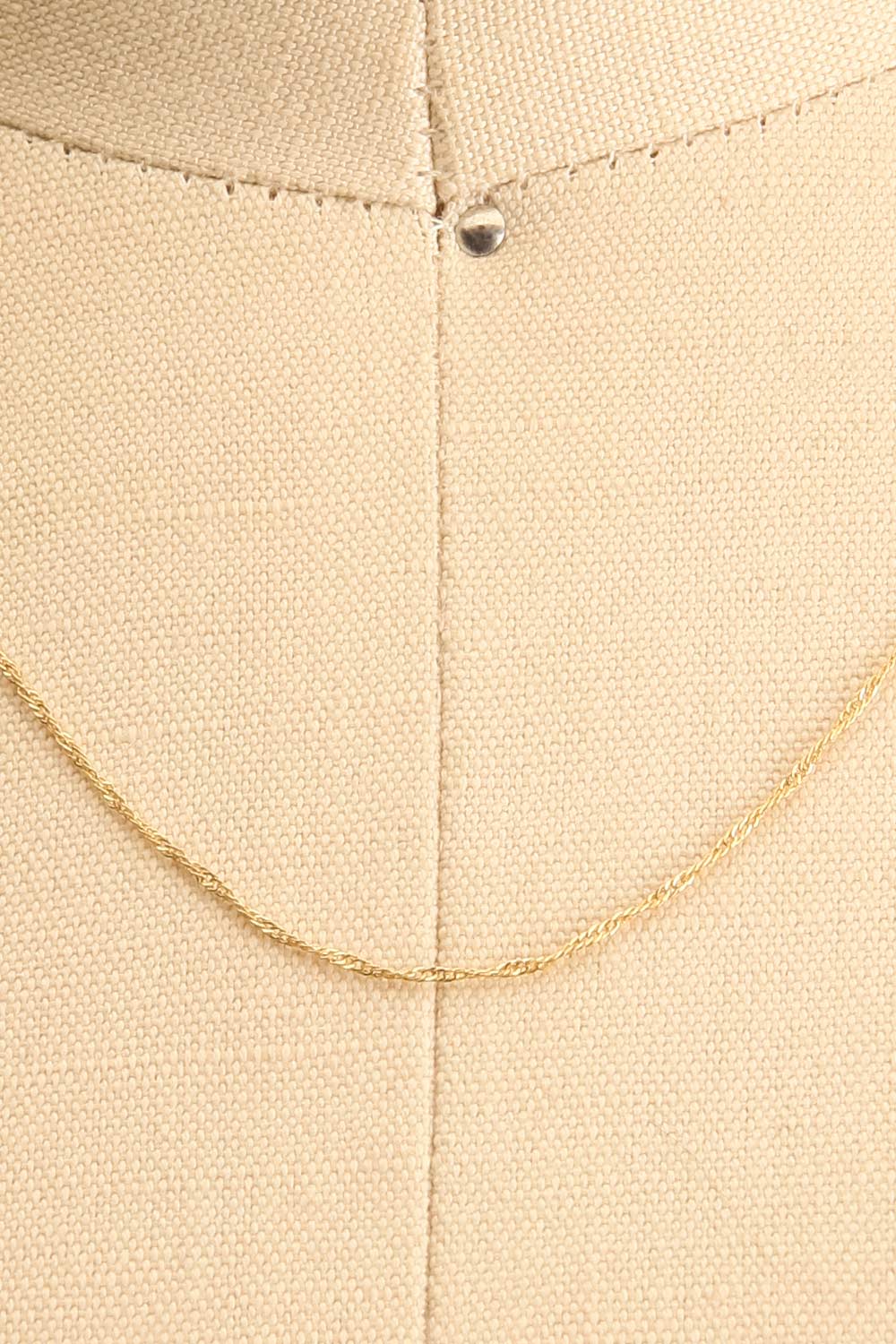 Nilus Gold Minimalist Twirl Necklace | La petite garçonne close-up