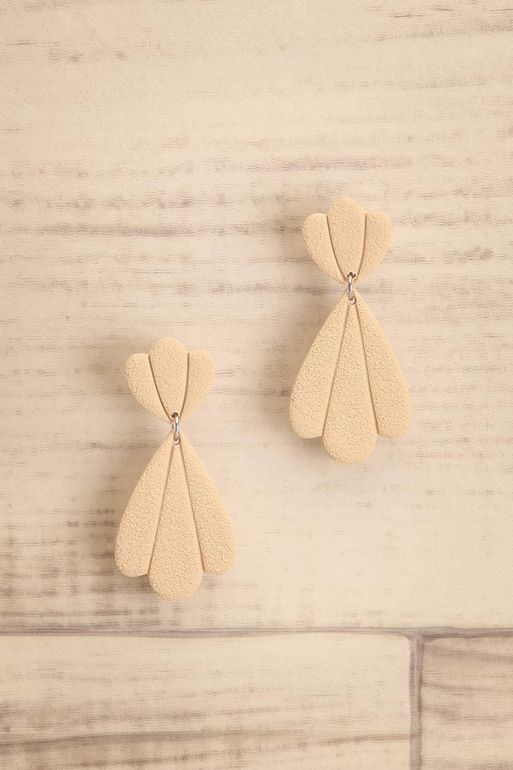 Nimbus Beige Shell Pendant Earrings | La petite garçonne