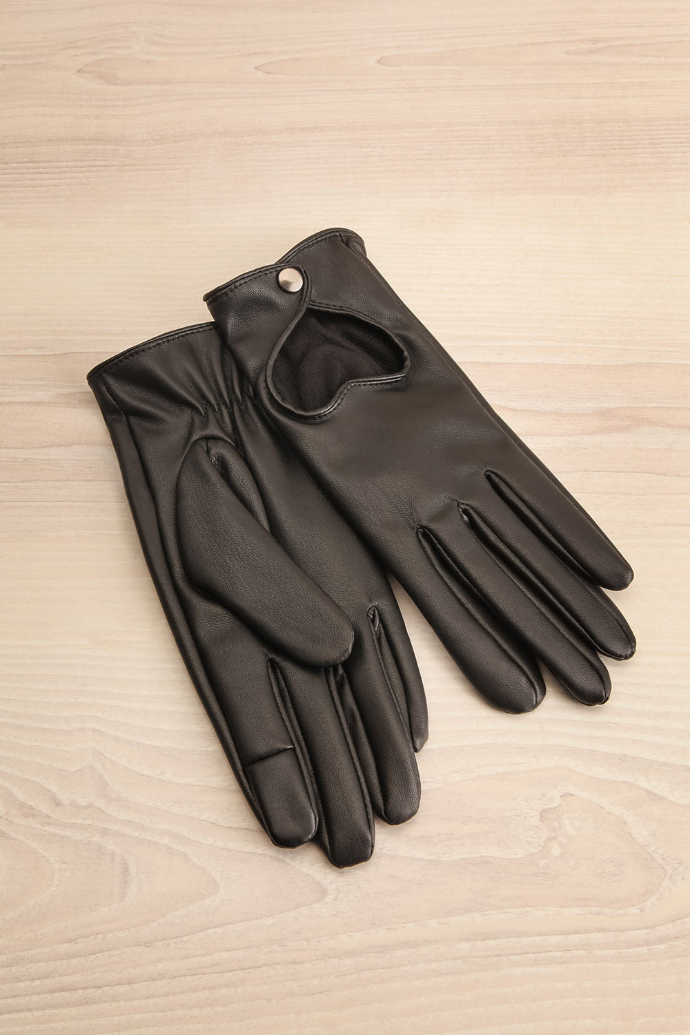 Oranger Heart Cut-Out Black Faux Leather Gloves | La petite garçonne