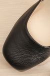 Oslaux Black High-Heeled Platform Shoes | La petite garçonne flat close-up