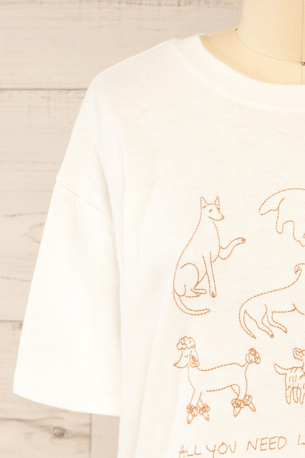 Petoskey White T-Shirt w/ Dog Design | La petite garçonne front