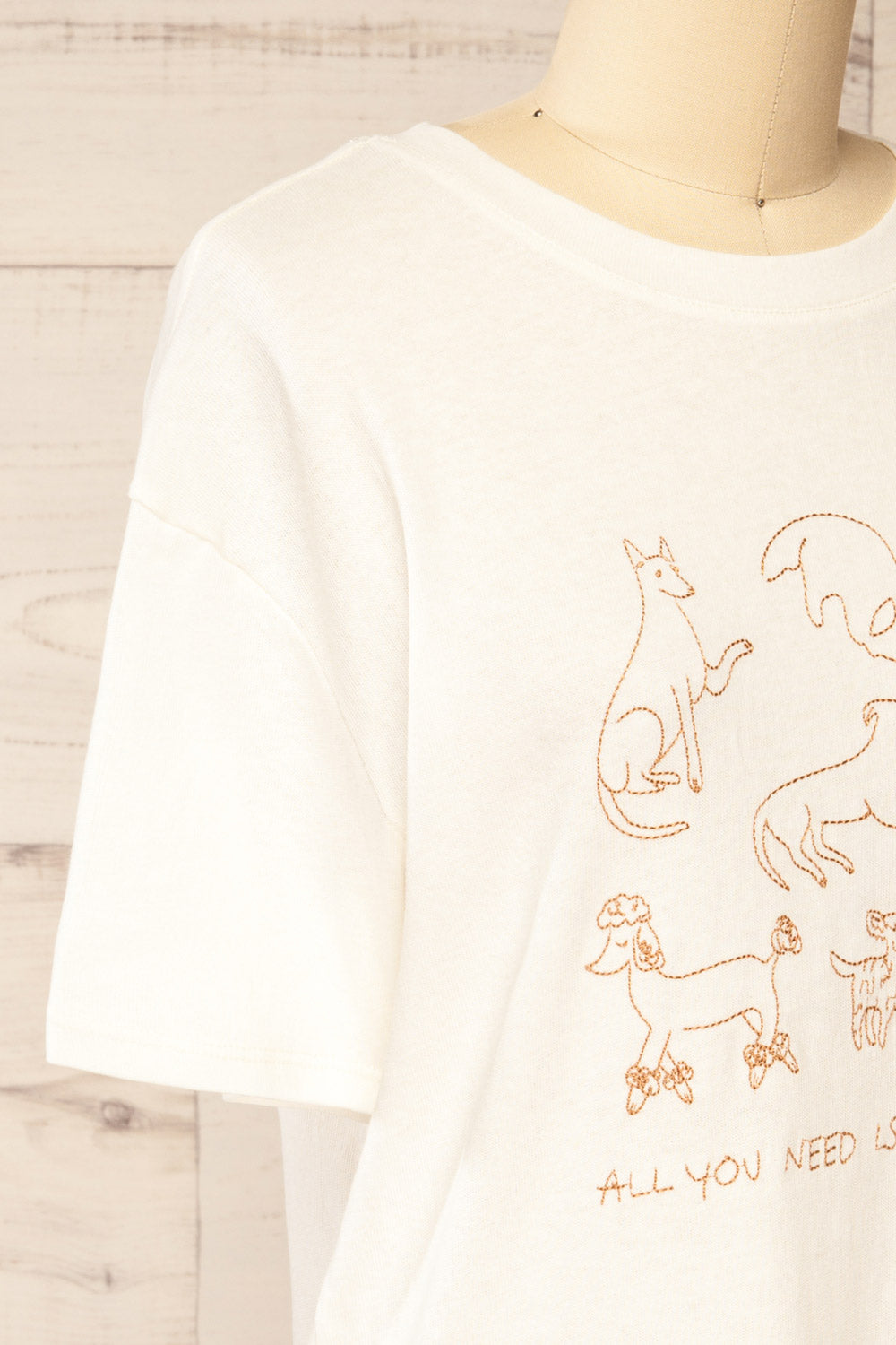 Petoskey White T-Shirt w/ Dog Design | La petite garçonne side