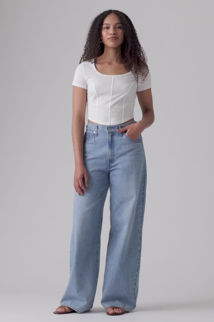 video Person wearing Braga Light Wash High-Waisted from La petite garçonne 