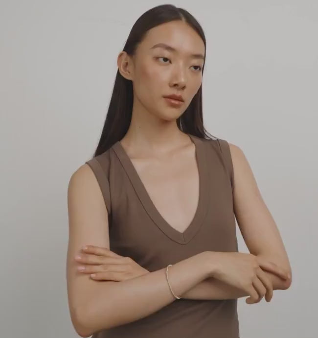 Video of a woman wearing a beaded gold bracelet ARASHIA from Pilgrim with another hand adjusting it.