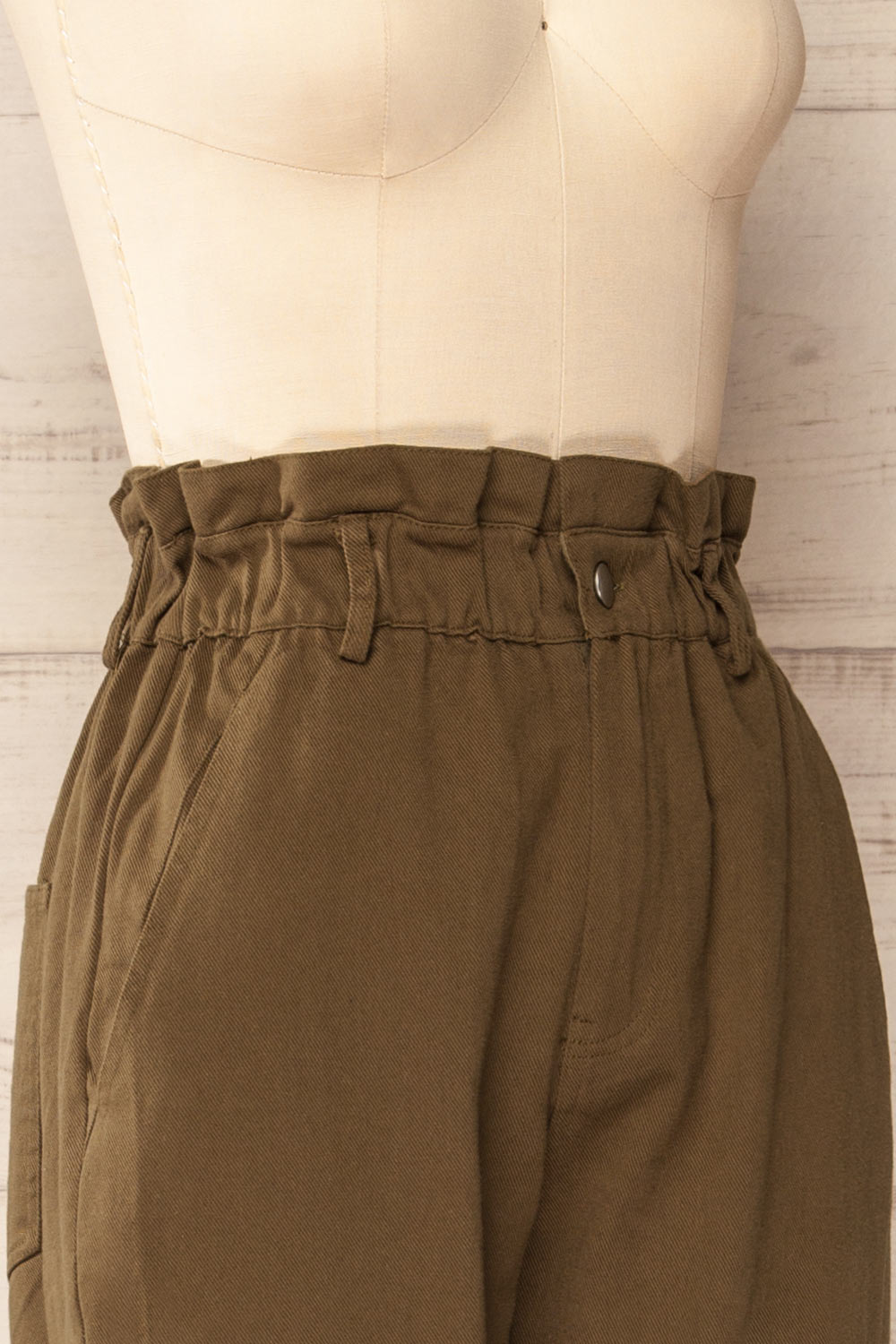 Provost Khaki Pants w/ Elastic Waist | La petite garçonne side close-up