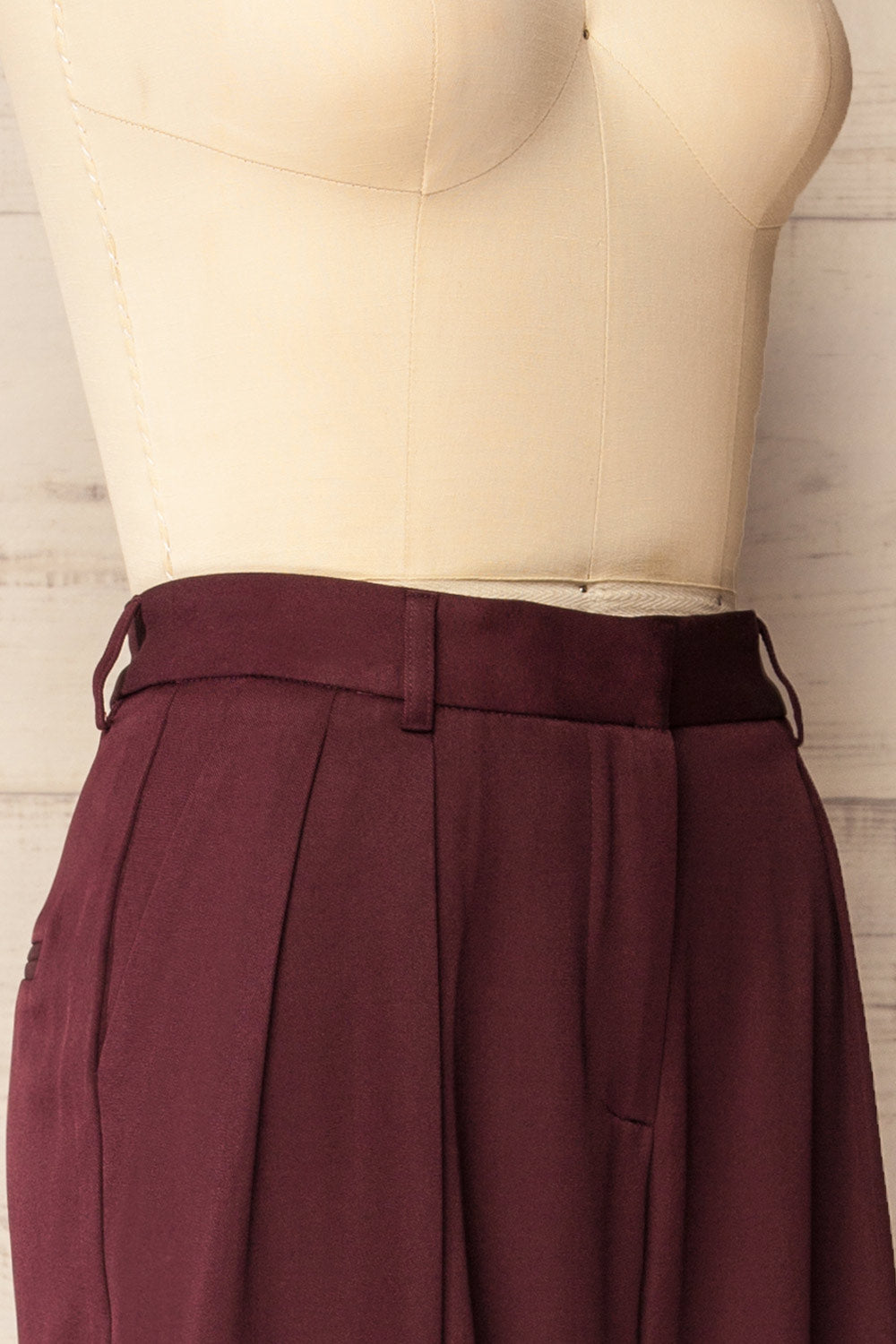 Rialto High-Waisted Pleated Burgundy Pants | La petite garçonne side