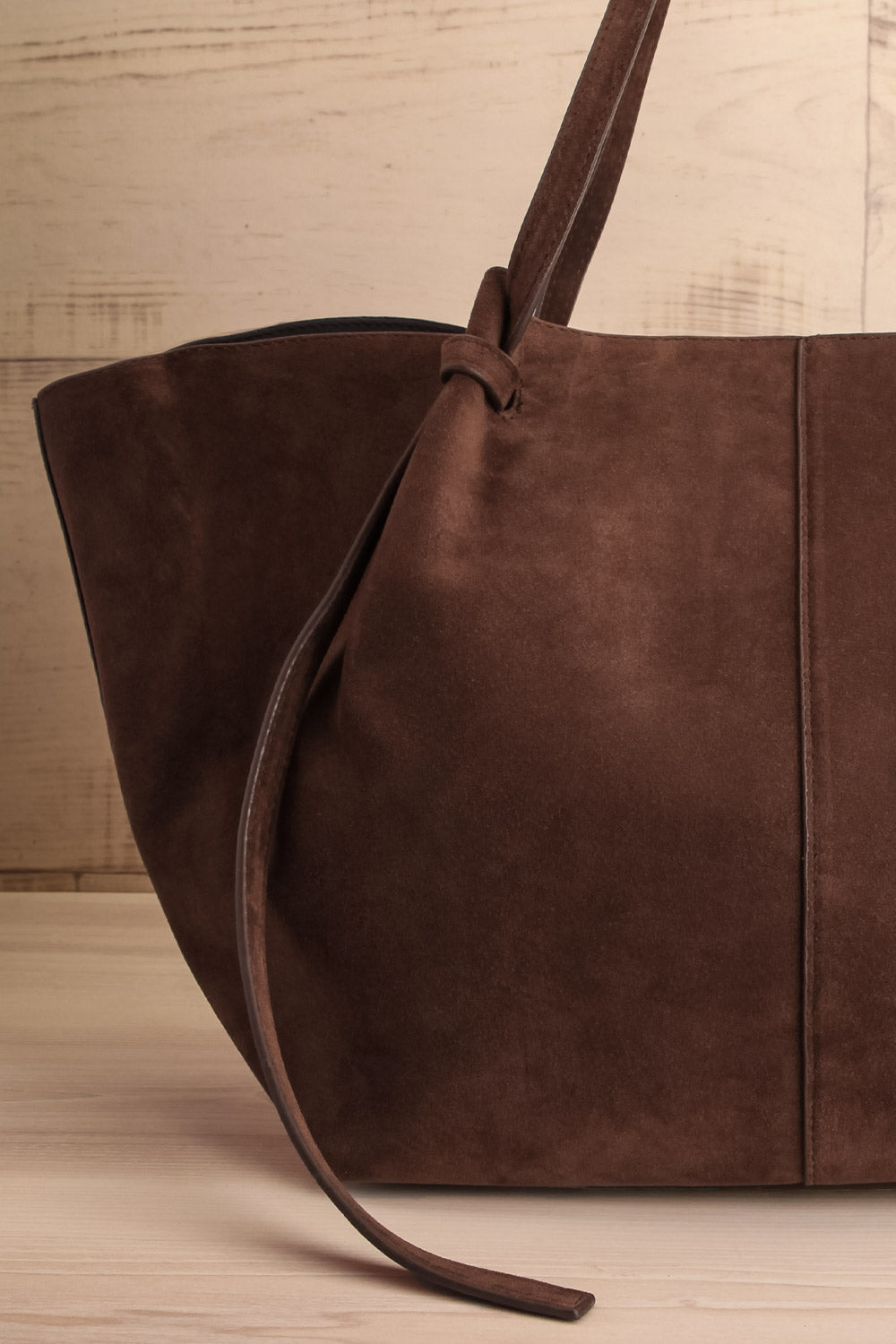 Ricotta Caramel Faux Leather Handbag | La petite garçonne close-up