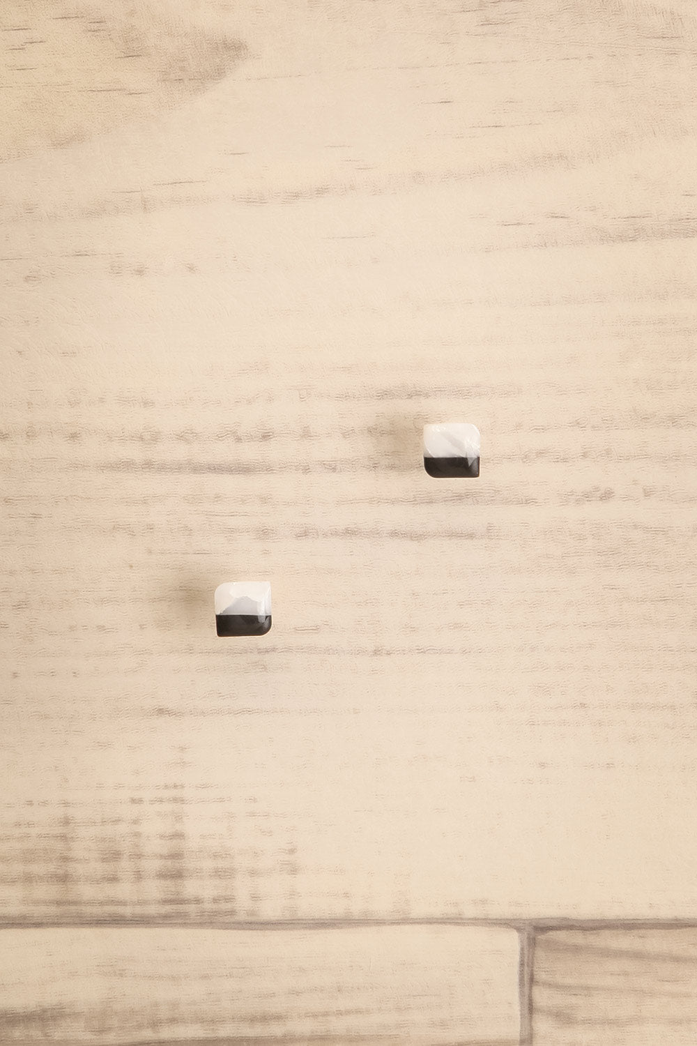 Riven Black Square Stud Earrings | La petite garçonne