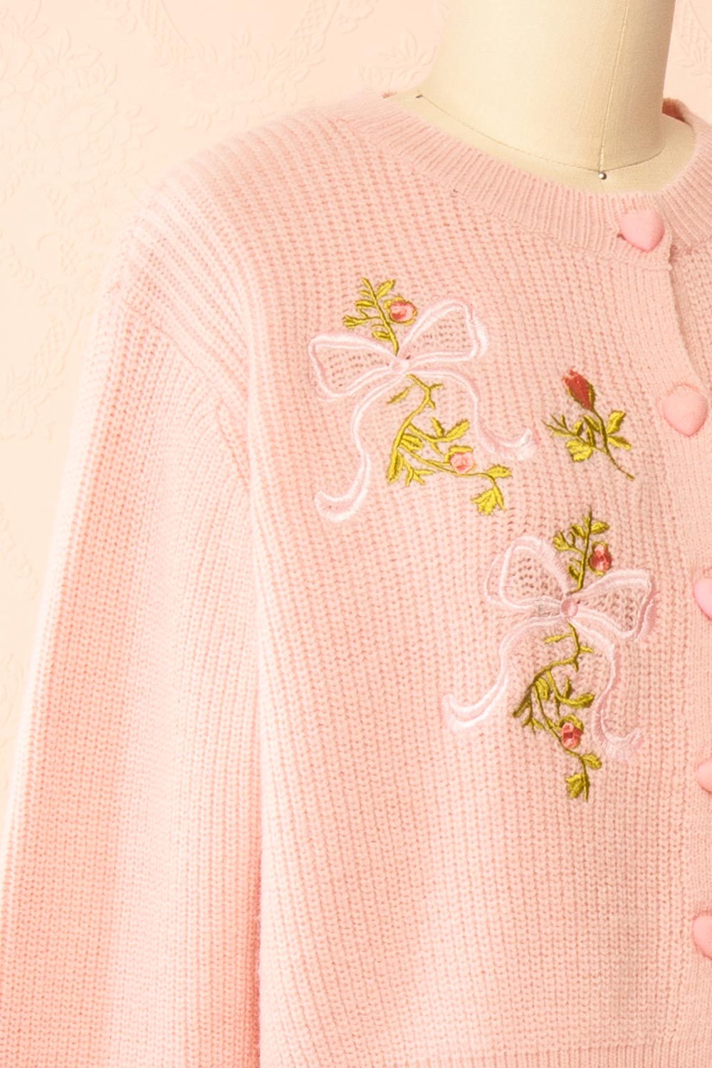Rosaleen | Cardigan Rose Écourté en Tricot avec Boutons en Cœur