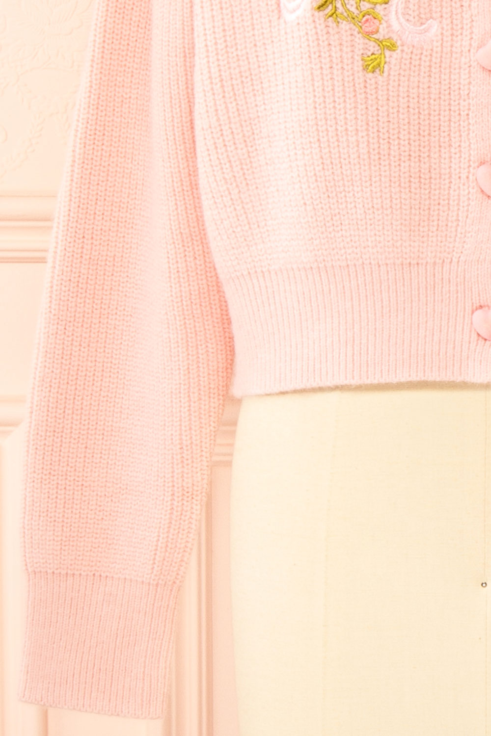 Rosaleen | Cardigan Rose Écourté en Tricot avec Boutons en Cœur