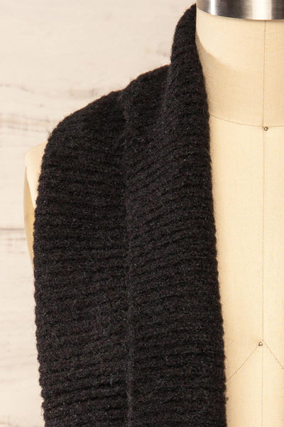 Saguenay Black Ribbed Knit Infinity Scarf | La petite garçonne loose close-up