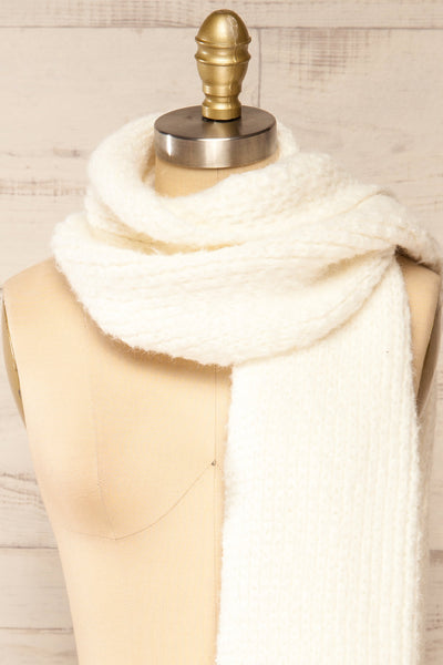 Samsun White Thick Soft Knit Scarf | La petite garçonne side close-up