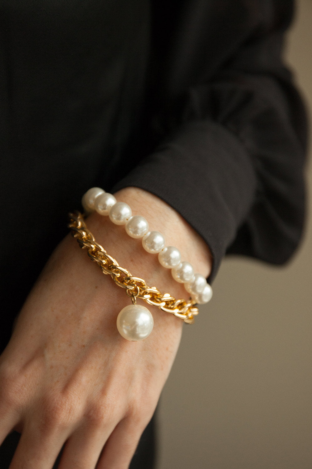 Saue Gold | Chain & Pearl Bracelets Set  model