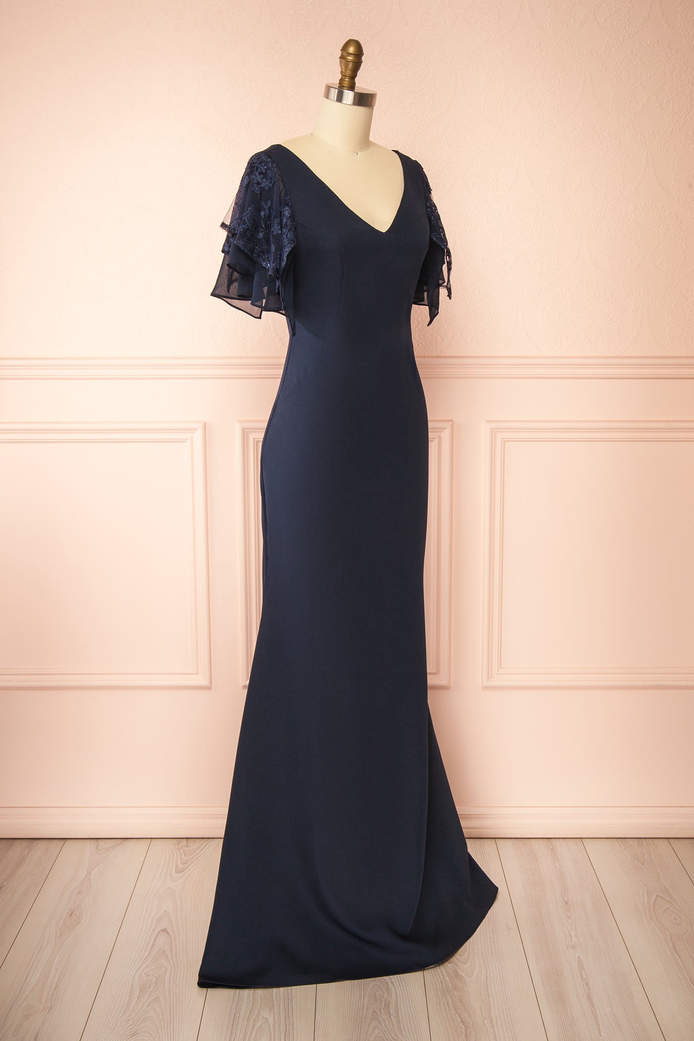 Seraphina Navy | Robe Maxi Sirène avec Manches Volantes en Dentelle par Arti Gogna
