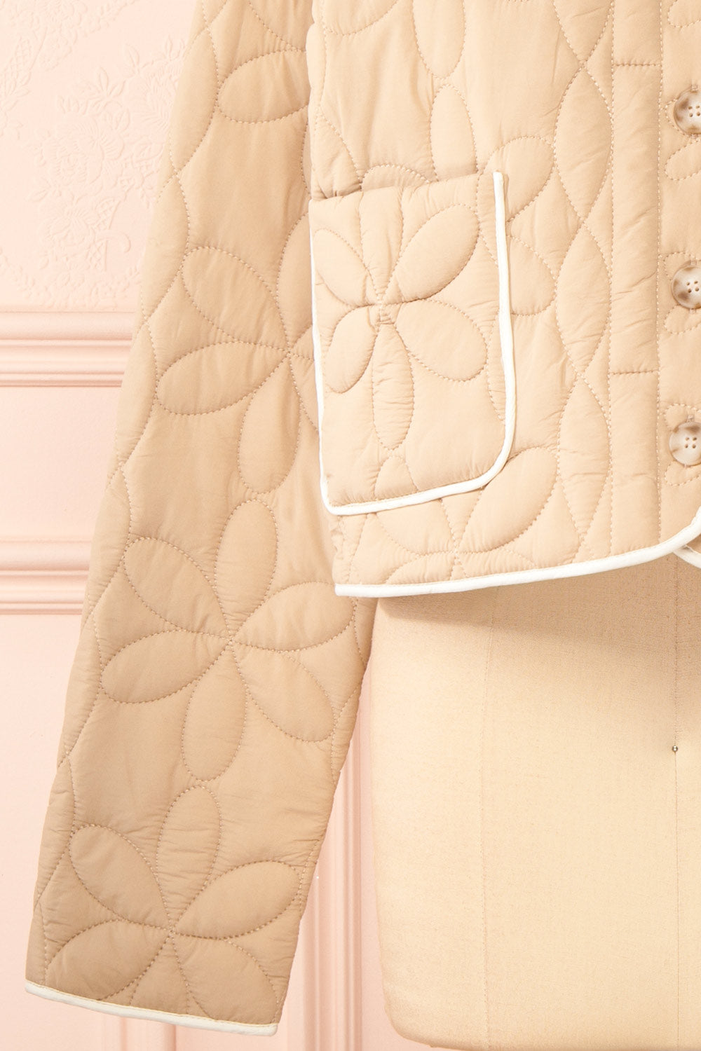 Set Ydrina Beige Quilted Jacket & Short | Boutique 1861 top sleeve