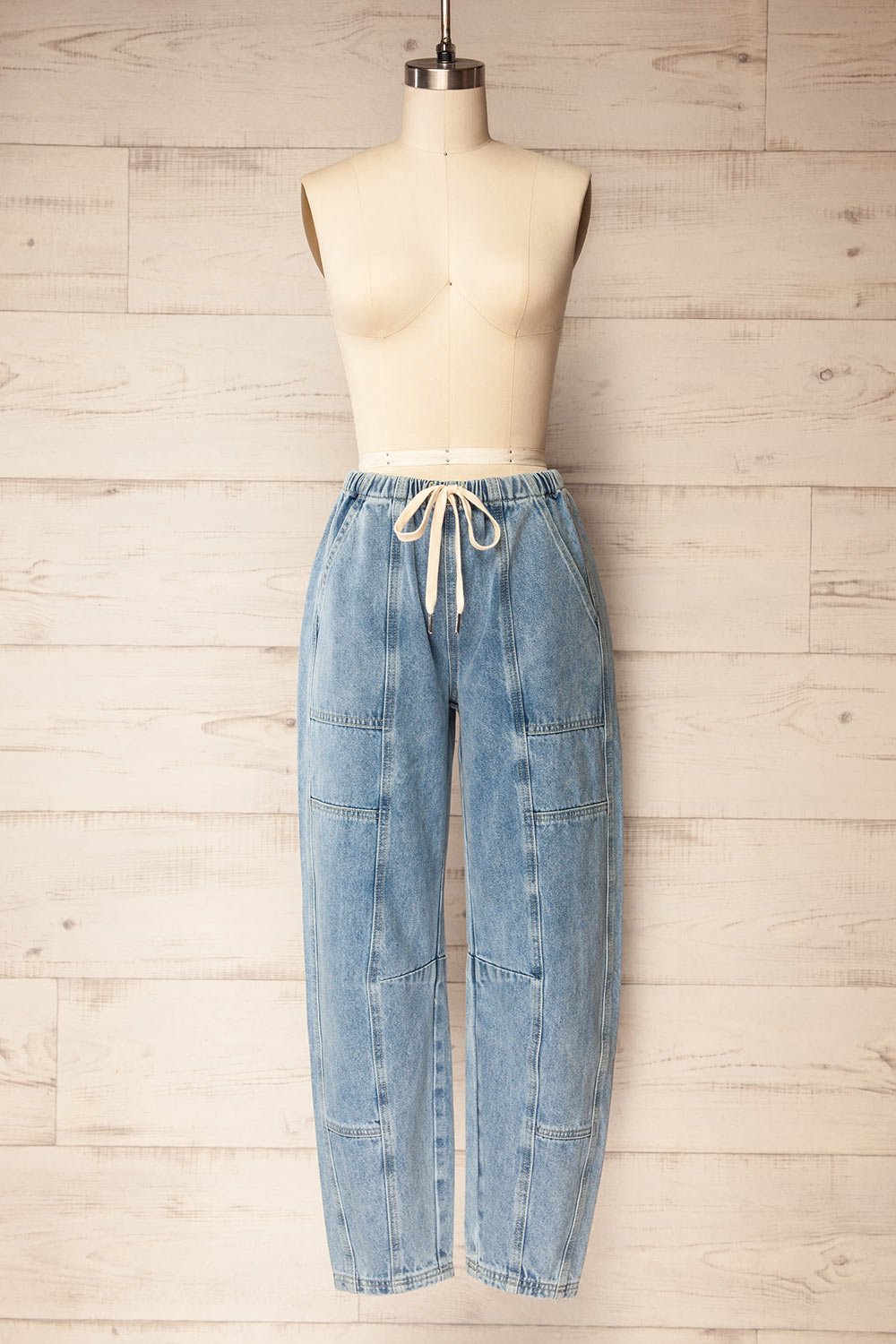 Seymour Washed Blue Barrel-Leg Jeans | La petite garçonne front view