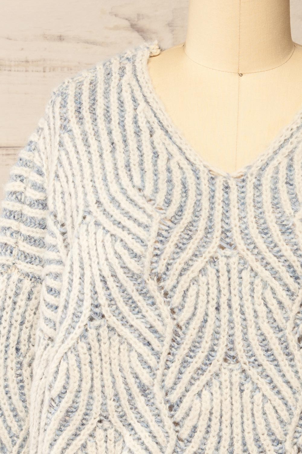 Tamboril Blue & White Knit Sweater w/ V-neck | La petite garçonne front close-up