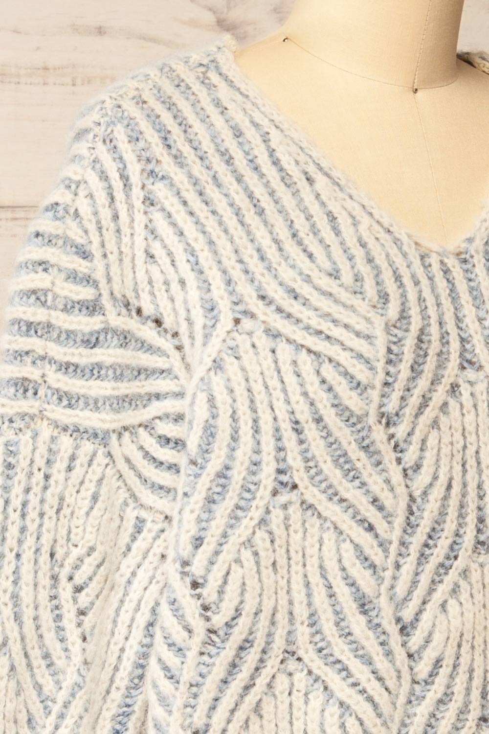 Tamboril Blue & White Knit Sweater w/ V-neck | La petite garçonne side close-up