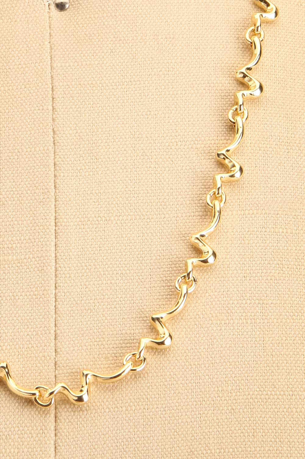 Thuin Gold Wavy Chain Necklace | La petite garçonne close-up