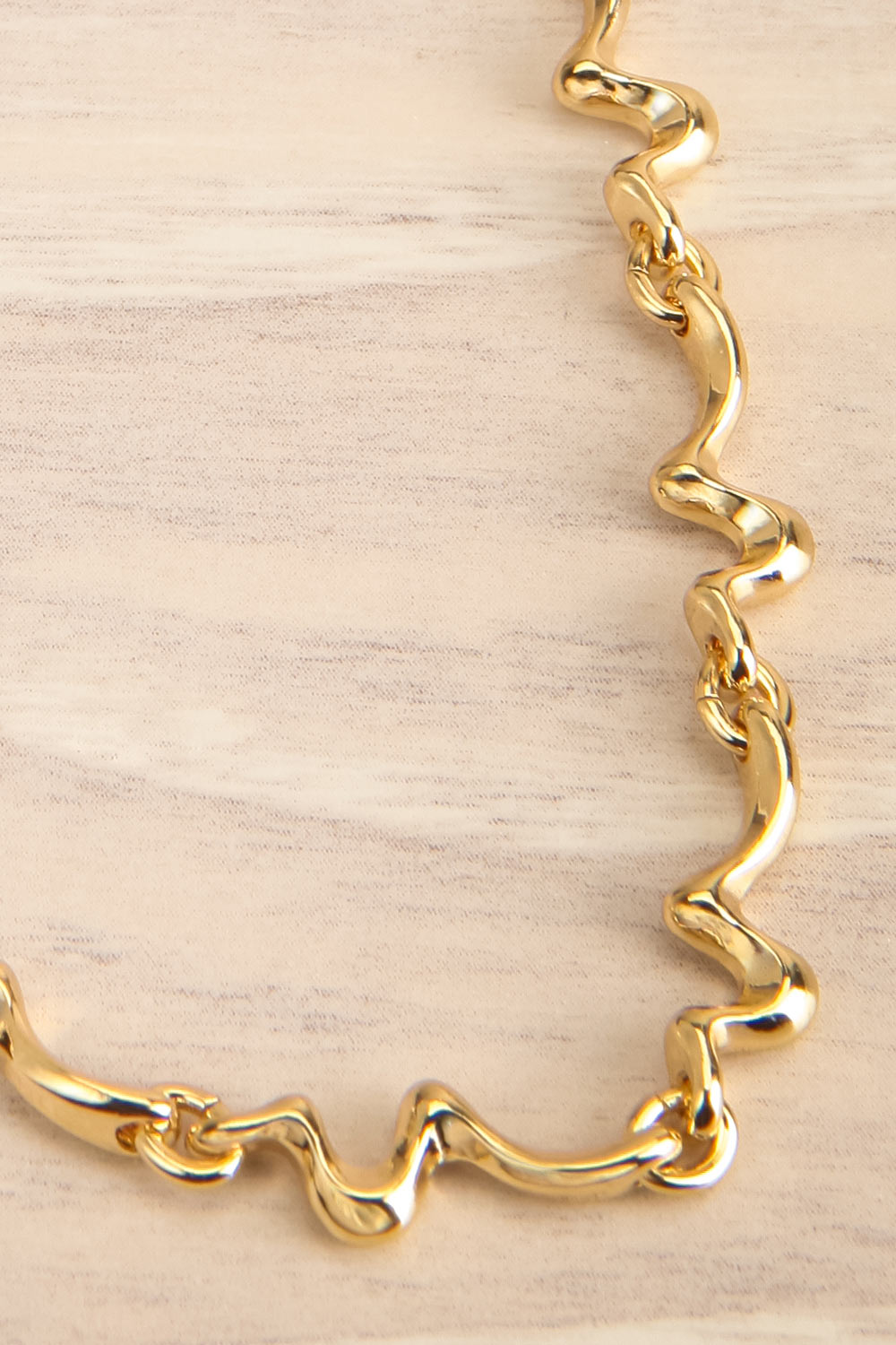 Thuin Gold Wavy Chain Necklace | La petite garçonne flat close-up