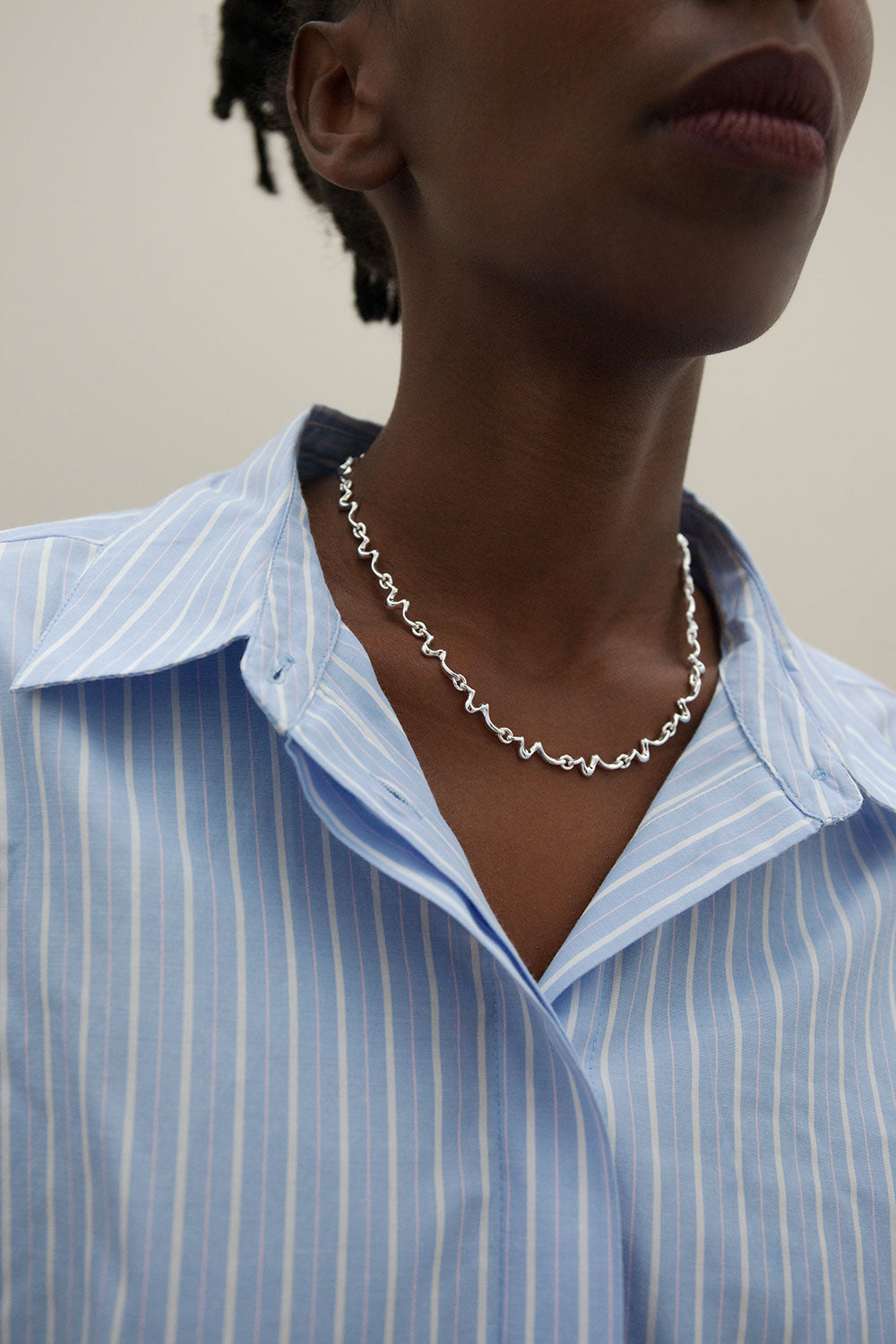 Thuin Silver Wavy Chain Necklace | La petite garçonne model