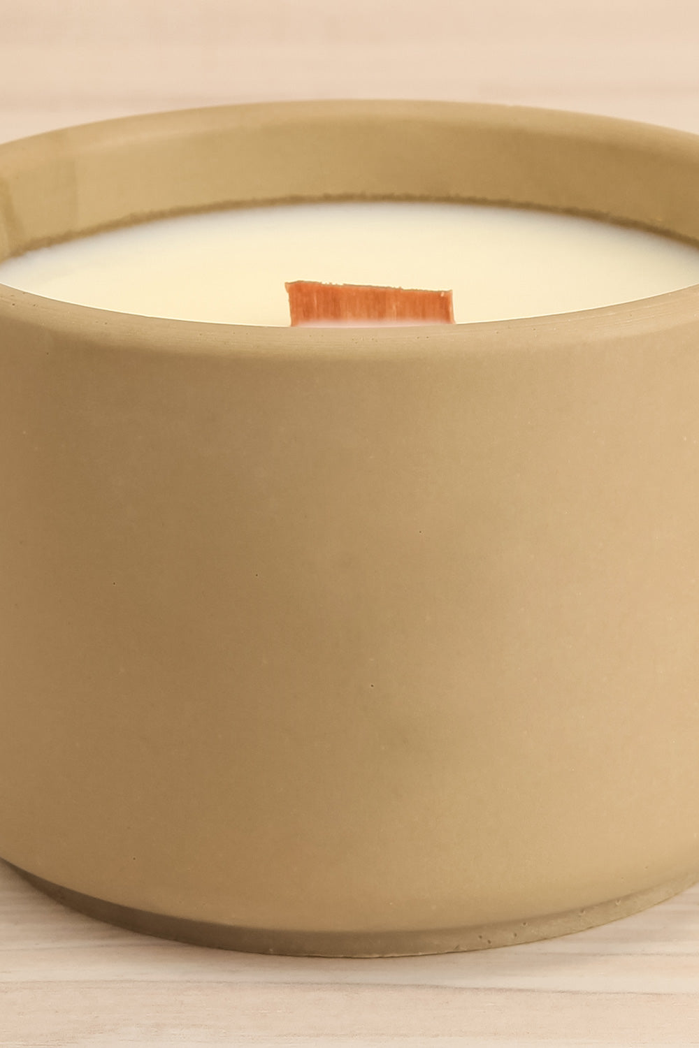 Montreal Refillable Candle | Maison garçonne beige close-up