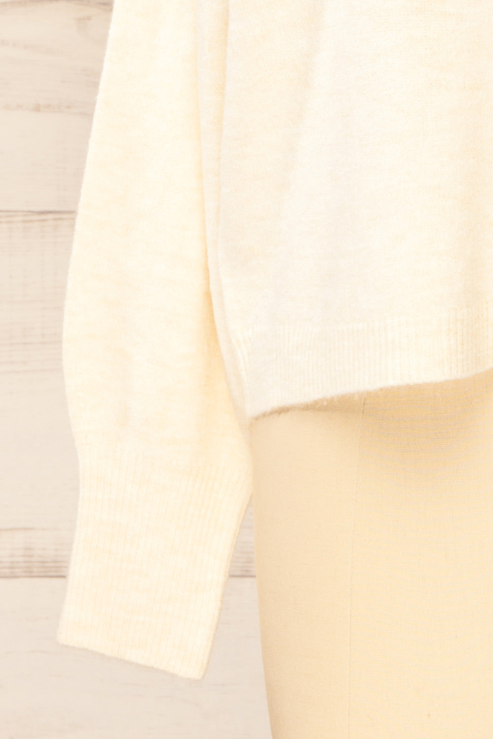 Tottenham Beige V-neck Knit Sweater | La petite garçonne  bottom