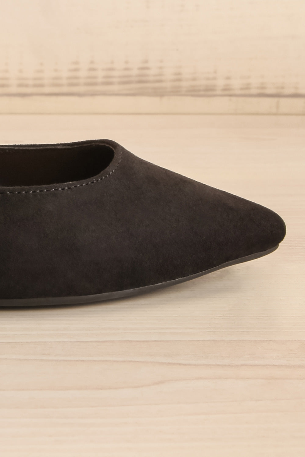 Tralee Black Mules w/ Pointed Toe | La petite garçonne side front close-up