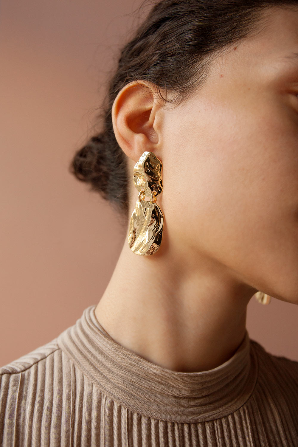 Tripoli Gold Textured Pendent Earrings | La Petite Garçonne model