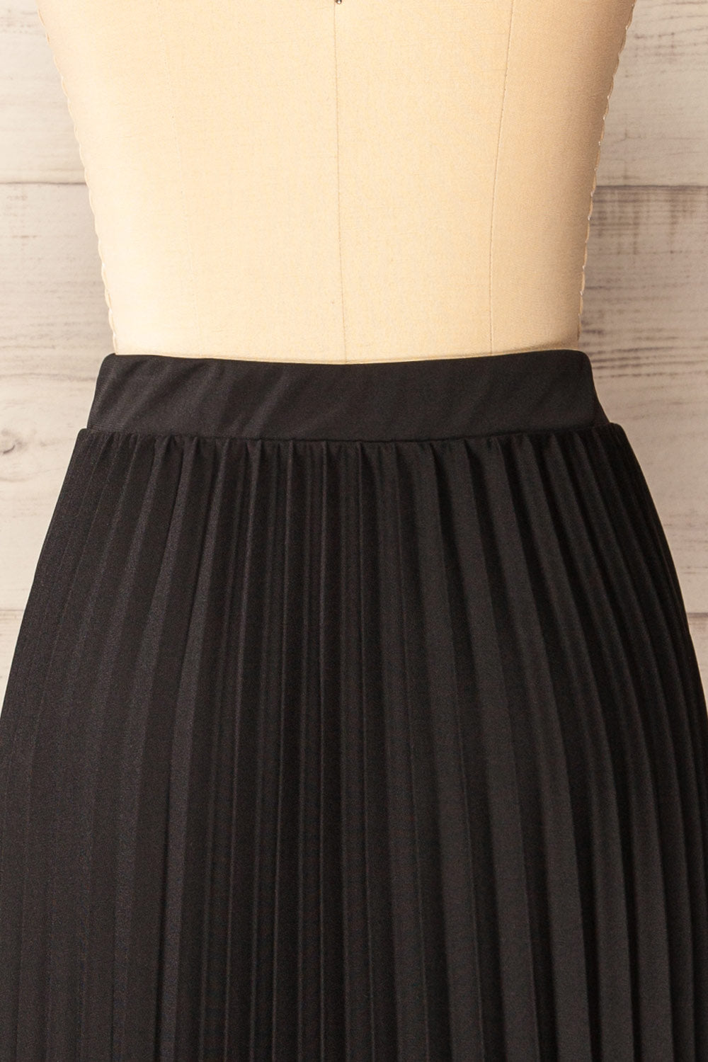 Black pleated maxi skirt hotsell