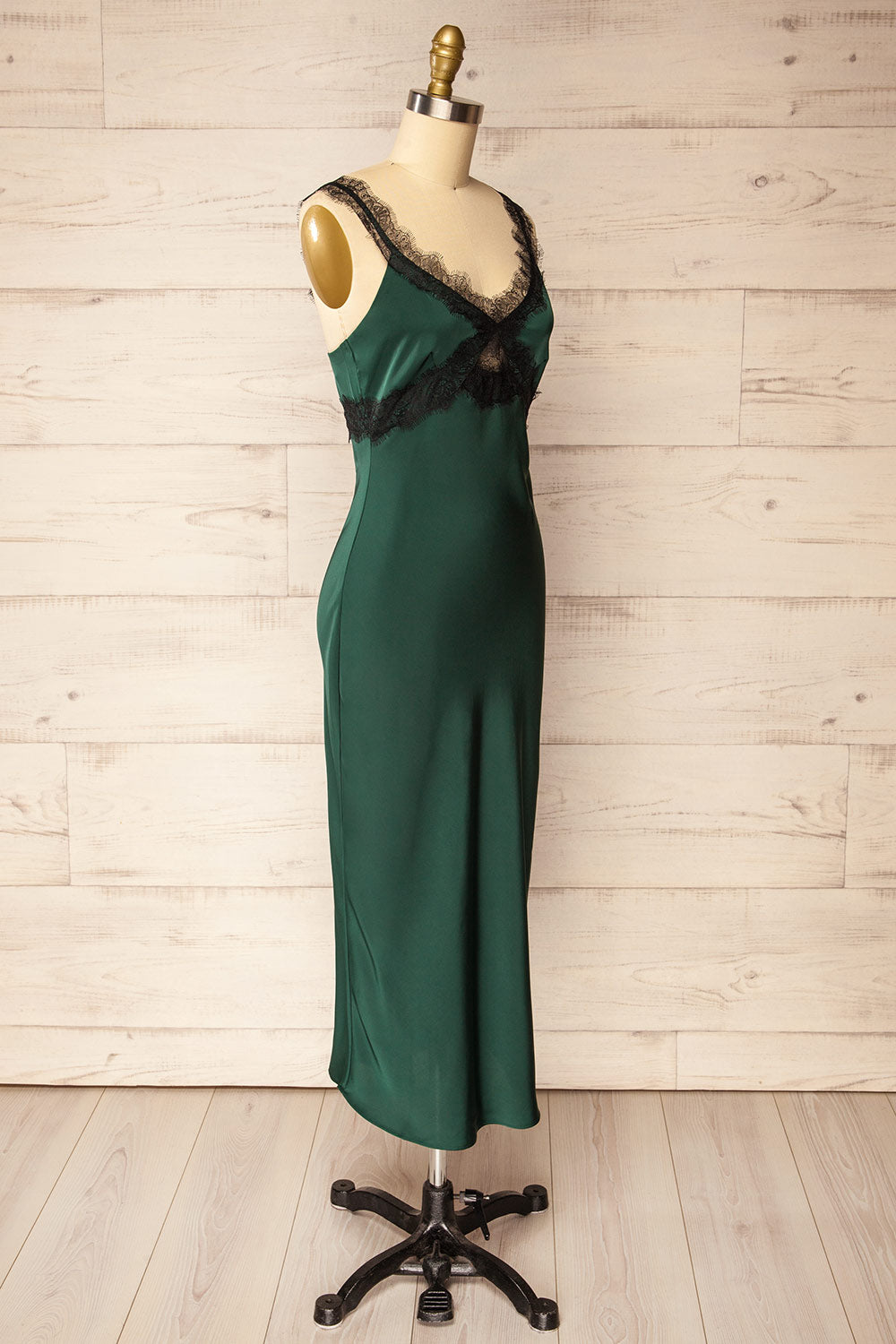 Valencienne Robe Satinee Verte a Dentelle Noire